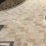 Nos pavés en travertin sont non seulement esthétiques, mais également exceptionnellement durables et résistants aux intempéries, ce qui en fait un choix idéal pour les espaces extérieurs sujets à une utilisation intensive. Leur surface texturée offre une adhérence supplémentaire, assurant la sécurité des piétons, même par temps humide. De plus, leur installation est simple et rapide, ce qui vous permet de créer rapidement des espaces extérieurs attrayants et fonctionnels. Avec Ozaé Graviers Déco, vous êtes assuré de recevoir des pavés en travertin de qualité supérieure, qui ajouteront une touche d'élégance intemporelle à votre aménagement extérieur pour les années à venir.