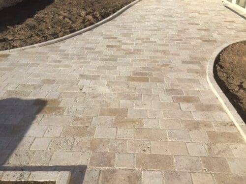 Nos pavés en travertin sont non seulement esthétiques, mais également exceptionnellement durables et résistants aux intempéries, ce qui en fait un choix idéal pour les espaces extérieurs sujets à une utilisation intensive. Leur surface texturée offre une adhérence supplémentaire, assurant la sécurité des piétons, même par temps humide. De plus, leur installation est simple et rapide, ce qui vous permet de créer rapidement des espaces extérieurs attrayants et fonctionnels. Avec Ozaé Graviers Déco, vous êtes assuré de recevoir des pavés en travertin de qualité supérieure, qui ajouteront une touche d'élégance intemporelle à votre aménagement extérieur pour les années à venir.