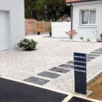 Graviers de chez Ozaé Graviers Déco. Parfait pour embellir vos massifs, vos jardins, vos tours de maison, vos allées de maison, etc. Plusieurs granulométries sont disponibles et plusieurs tonalité. Retrouvez tous nos graviers dans nos agences Ozaé Graviers Déco. Ozaé Graviers Déco Aubigny Ozaé Graviers Déco Les Sables d'Olonnes Ozaé Graviers Déco Les Herbiers Ozaé Graviers Déco Chantonnay Ozaé Graviers Déco Challans Ozaé Graviers Déco Angers Ozaé Graviers Déco Chateaubriant Ozaé Graviers Déco La Rochelle Ozaé Graviers Déco Laval Ozaé Graviers Déco Montélimar