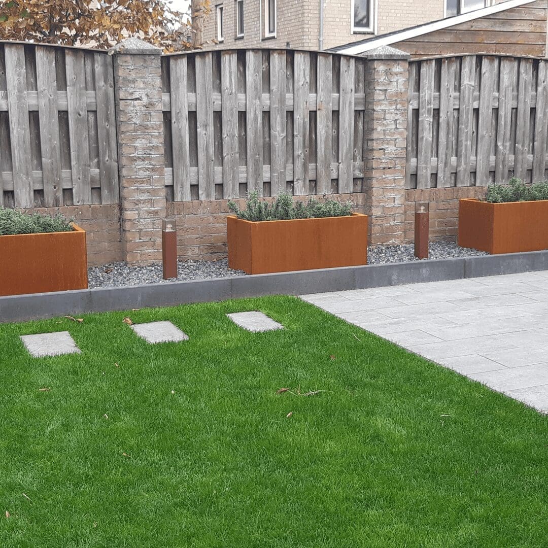 Les jardinières en acier Corten sont l'incarnation de l'élégance et du style pour votre aménagement extérieur. Chez Ozaé Graviers Déco, nous vous proposons une gamme de jardinières Corten qui ajoutent une touche de charme unique à vos plantes et à vos espaces extérieurs. L'acier Corten est reconnu pour sa patine rouillée naturelle qui évolue avec le temps, créant ainsi une apparence rustique et chaleureuse. Nos jardinières Corten sont conçues pour résister aux éléments extérieurs tout en apportant une esthétique moderne et intemporelle à votre jardin, terrasse ou balcon. Choisir une jardinière en acier Corten, c'est opter pour une solution durable et esthétiquement plaisante qui s'intègrera harmonieusement à différents styles de décors extérieurs. Vous pouvez utiliser nos jardinières Corten pour mettre en valeur vos plantes préférées, créer des compositions florales captivantes et ajouter une touche de caractère à vos espaces verts. Découvrez la collection de jardinières Corten chez Ozaé Graviers Déco et donnez vie à vos espaces extérieurs avec élégance. Nos jardinières en acier Corten sont conçues pour résister au temps et embelliront vos plantes tout en reflétant votre sens du style et de l'esthétique.