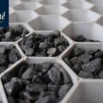 Alvéoles - Stabilisateur de graviers 4 Les revêtements de gravier stabilisés sont en vogue, mais ils peuvent présenter des inconvénients majeurs. Lors d'une utilisation intense avec des piétons ou des véhicules, le gravier peut se déplacer, réduisant ainsi le confort de la surface. La Solution Avancée : Les dalles stabilisatrices de gravier ECCOgravel offrent une réponse efficace à ce problème. Grâce à ces stabilisateurs de gravier, le gravier reste en place, assurant une surface stable, moderne et élégante. Conçus pour une perméabilité optimale à l'eau, ces revêtements de gravier permettent également l'évacuation naturelle de l'eau. Avantages des Stabilisateurs de Gravier ECCOgravel : Stabilité Améliorée : Maintient le gravier en place pour une surface stable et fonctionnelle. Perméabilité à l'Eau : Assure un drainage efficace, évitant la formation de flaques et de cavités. Polyvalence d'Application : Idéaux pour les terrasses, allées de jardin, sentiers, allées de garage, parkings et plus encore. Résistance à la Pression : Résiste à la pression, qu'il soit vide ou rempli, assurant une longue durabilité. Installation Simplifiée : Utilisation de techniques de collage avancées pour maintenir le géotextile en place. 1,20 x 0, 80 : 0,96 m2 1,20 x 1,60 : 1,92 m2