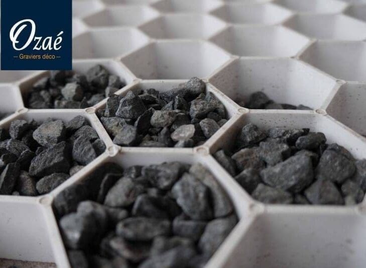 Alvéole Les revêtements de gravier stabilisés sont en vogue, mais ils peuvent présenter des inconvénients majeurs. Lors d'une utilisation intense avec des piétons ou des véhicules, le gravier peut se déplacer, réduisant ainsi le confort de la surface. La Solution Avancée : Les dalles stabilisatrices de gravier ECCOgravel offrent une réponse efficace à ce problème. Grâce à ces stabilisateurs de gravier, le gravier reste en place, assurant une surface stable, moderne et élégante. Conçus pour une perméabilité optimale à l'eau, ces revêtements de gravier permettent également l'évacuation naturelle de l'eau. Avantages des Stabilisateurs de Gravier ECCOgravel : Stabilité Améliorée : Maintient le gravier en place pour une surface stable et fonctionnelle. Perméabilité à l'Eau : Assure un drainage efficace, évitant la formation de flaques et de cavités. Polyvalence d'Application : Idéaux pour les terrasses, allées de jardin, sentiers, allées de garage, parkings et plus encore. Résistance à la Pression : Résiste à la pression, qu'il soit vide ou rempli, assurant une longue durabilité. Installation Simplifiée : Utilisation de techniques de collage avancées pour maintenir le géotextile en place. 1,20 x 0, 80 : 0,96 m2 1,20 x 1,60 : 1,92 m2