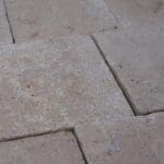 Découvrez la sophistication des pavés Kairos proposés par Ozaé Graviers Déco. Idéaux pour ajouter une touche d'élégance intemporelle à vos aménagements extérieurs. Les pavés Kairos se démarquent par leur design raffiné et leur qualité exceptionnelle. Leur surface lisse et leurs lignes équilibrées en font un choix parfait pour créer des allées, des terrasses ou des espaces de détente élégants. Grâce à leur durabilité et à leur résistance aux intempéries, ils conservent leur beauté intacte année après année. Transformez votre espace extérieur en un havre de paix avec les pavés Kairos d'Ozaé Graviers Déco.