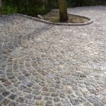 Nos pavés en granit sont non seulement esthétiques, mais aussi extrêmement durables et résistants aux intempéries, ce qui en fait un choix idéal pour les zones extérieures soumises à une utilisation intensive. Leur surface lisse offre une sensation agréable sous les pieds et une adhérence supérieure, assurant la sécurité des piétons. De plus, grâce à leur facilité d'installation et à leur faible entretien, les pavés en granit sont une solution pratique et durable pour vos projets d'aménagement paysager. Avec Ozaé Graviers Déco, vous pouvez être assuré de recevoir des pavés en granit de qualité supérieure, qui rehausseront l'esthétique et la fonctionnalité de vos espaces extérieurs pour les années à venir.