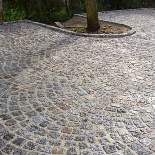 Nos pavés en granit sont non seulement esthétiques, mais aussi extrêmement durables et résistants aux intempéries, ce qui en fait un choix idéal pour les zones extérieures soumises à une utilisation intensive. Leur surface lisse offre une sensation agréable sous les pieds et une adhérence supérieure, assurant la sécurité des piétons. De plus, grâce à leur facilité d'installation et à leur faible entretien, les pavés en granit sont une solution pratique et durable pour vos projets d'aménagement paysager. Avec Ozaé Graviers Déco, vous pouvez être assuré de recevoir des pavés en granit de qualité supérieure, qui rehausseront l'esthétique et la fonctionnalité de vos espaces extérieurs pour les années à venir.