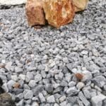 Graviers de chez Ozaé Graviers Déco. Parfait pour embellir vos massifs, vos jardins, vos tours de maison, vos allées de maison, etc. Plusieurs granulométries sont disponibles et plusieurs tonalité. Retrouvez tous nos graviers dans nos agences Ozaé Graviers Déco. Ozaé Graviers Déco Aubigny Ozaé Graviers Déco Les Sables d'Olonnes Ozaé Graviers Déco Les Herbiers Ozaé Graviers Déco Chantonnay Ozaé Graviers Déco Challans Ozaé Graviers Déco Angers Ozaé Graviers Déco Chateaubriant Ozaé Graviers Déco La Rochelle Ozaé Graviers Déco Laval Ozaé Graviers Déco Montélimar