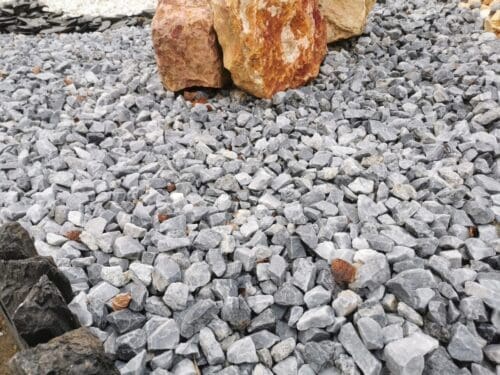 Graviers de chez Ozaé Graviers Déco. Parfait pour embellir vos massifs, vos jardins, vos tours de maison, vos allées de maison, etc. Plusieurs granulométries sont disponibles et plusieurs tonalité. Retrouvez tous nos graviers dans nos agences Ozaé Graviers Déco. Ozaé Graviers Déco Aubigny Ozaé Graviers Déco Les Sables d'Olonnes Ozaé Graviers Déco Les Herbiers Ozaé Graviers Déco Chantonnay Ozaé Graviers Déco Challans Ozaé Graviers Déco Angers Ozaé Graviers Déco Chateaubriant Ozaé Graviers Déco La Rochelle Ozaé Graviers Déco Laval Ozaé Graviers Déco Montélimar