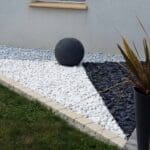 Roche volcanique pour un paillage. La pouzzolane est idéal pour vos paillages. Une roche volcanique qui va retenir l'humidité. Idéal pour vos massifs également. La pouzzolane de chez Ozaé graviers déco est disponible en noir ou en rouge, en plusieurs granulométrie. disponible en big bag ou en vrac ou en sceau.