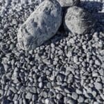 Galets Noirs Veinés Blancs 9 Galet de chez Ozaé Graviers Déco. Parfait pour embéllir vos massifs, vos jardins, vos tours de maison, etc. Plusieurs granulométries sont disponibles et plusieurs tonalité. Retrouvez tous nos galets dans nos agences Ozaé