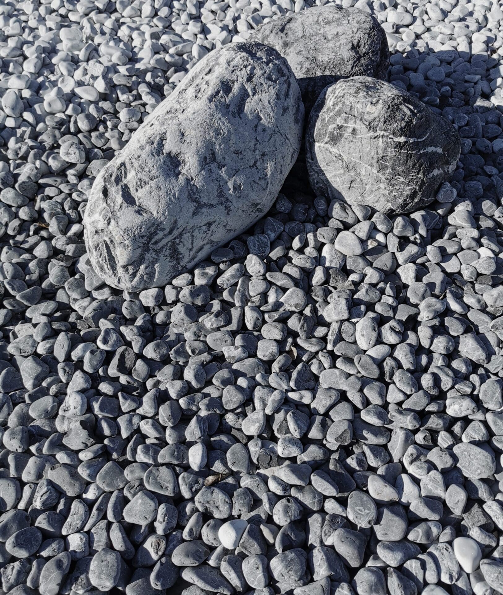 Galets Noir Electric Galet de chez Ozaé Graviers Déco. Parfait pour embéllir vos massifs, vos jardins, vos tours de maison, etc. Plusieurs granulométries sont disponibles et plusieurs tonalité. Retrouvez tous nos galets dans nos agences Ozaé