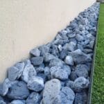 Galets Noirs Veinés Blancs 7 Galet de chez Ozaé Graviers Déco. Parfait pour embéllir vos massifs, vos jardins, vos tours de maison, etc. Plusieurs granulométries sont disponibles et plusieurs tonalité. Retrouvez tous nos galets dans nos agences Ozaé