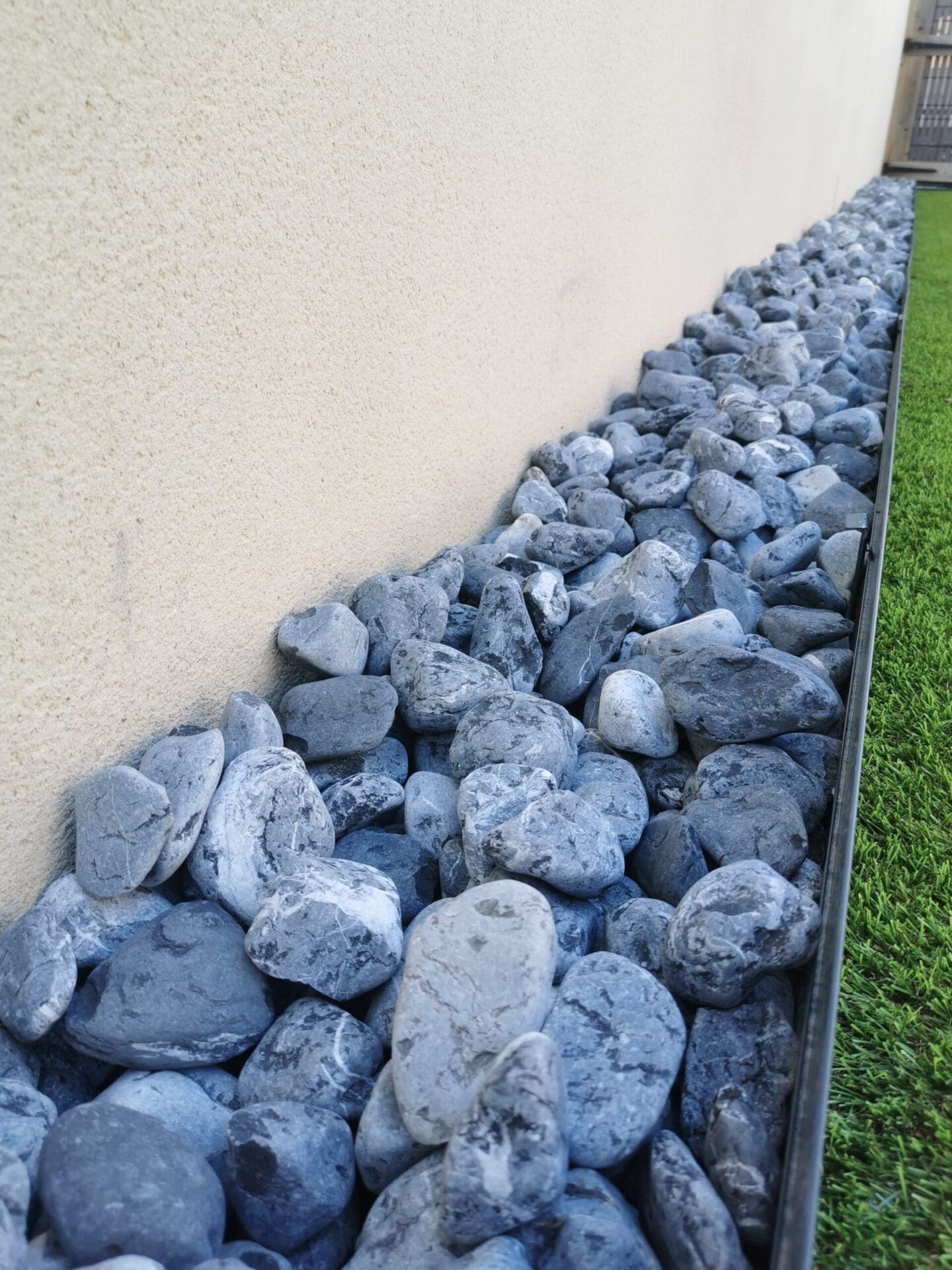 Galets Noir Electric 4060 Galet de chez Ozaé Graviers Déco. Parfait pour embéllir vos massifs, vos jardins, vos tours de maison, etc. Plusieurs granulométries sont disponibles et plusieurs tonalité. Retrouvez tous nos galets dans nos agences Ozaé