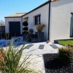Graviers de chez Ozaé Graviers Déco. Parfait pour embellir vos massifs, vos jardins, vos tours de maison, vos allées de maison, etc. Plusieurs granulométries sont disponibles et plusieurs tonalité. Retrouvez tous nos graviers dans nos agences Ozaé Graviers Déco. Ozaé Graviers Déco Aubigny Ozaé Graviers Déco Les Sables d'Olonnes Ozaé Graviers Déco Les Herbiers Ozaé Graviers Déco Chantonnay Ozaé Graviers Déco Challans Ozaé Graviers Déco Angers Ozaé Graviers Déco Chateaubriant Ozaé Graviers Déco La Rochelle Ozaé Graviers Déco Laval Ozaé Graviers Déco Montélimar