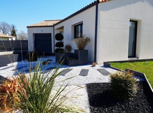 Graviers de chez Ozaé Graviers Déco. Parfait pour embellir vos massifs, vos jardins, vos tours de maison, vos allées de maison, etc. Plusieurs granulométries sont disponibles et plusieurs tonalité. Retrouvez tous nos graviers dans nos agences Ozaé Graviers Déco. Ozaé Graviers Déco Aubigny Ozaé Graviers Déco Les Sables d'Olonnes Ozaé Graviers Déco Les Herbiers Ozaé Graviers Déco Chantonnay Ozaé Graviers Déco Challans Ozaé Graviers Déco Angers Ozaé Graviers Déco Chateaubriant Ozaé Graviers Déco La Rochelle Ozaé Graviers Déco Laval Ozaé Graviers Déco Montélimar