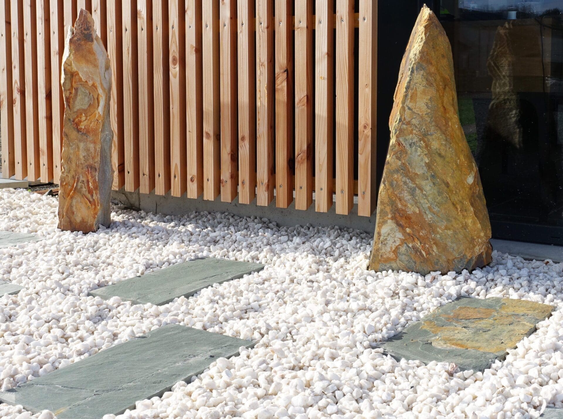 Graviers de chez Ozaé Graviers Déco. Parfait pour embellir vos massifs, vos jardins, vos tours de maison, vos allées de maison, etc. Plusieurs granulométries sont disponibles et plusieurs tonalité. Retrouvez tous nos graviers dans nos agences Ozaé Graviers Déco. Ozaé Graviers Déco Aubigny Ozaé Graviers Déco Les Sables d'Olonnes Ozaé Graviers Déco Les Herbiers Ozaé Graviers Déco Chantonnay Ozaé Graviers Déco Challans Ozaé Graviers Déco Angers Ozaé Graviers Déco Chateaubriant Ozaé Graviers Déco La Rochelle Ozaé Graviers Déco Laval Ozaé Graviers Déco Montélimar