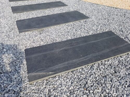 Graviers de chez Ozaé Graviers Déco. Parfait pour embellir vos massifs, vos jardins, vos tours de maison, vos allées de maison, etc. Plusieurs granulométries sont disponibles et plusieurs tonalité. Retrouvez tous nos graviers dans nos agences Ozaé Graviers Déco. Ozaé Graviers Déco Aubigny Ozaé Graviers Déco Les Sables d'Olonnes Ozaé Graviers Déco Les Herbiers Ozaé Graviers Déco Chantonnay Ozaé Graviers Déco Challans Ozaé Graviers Déco Angers Ozaé Graviers Déco Chateaubriant Ozaé Graviers Déco La Rochelle Ozaé Graviers Déco Laval Ozaé Graviers Déco Montélimar