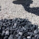 Galets Noirs Veinés Blancs 6 Galet de chez Ozaé Graviers Déco. Parfait pour embéllir vos massifs, vos jardins, vos tours de maison, etc. Plusieurs granulométries sont disponibles et plusieurs tonalité. Retrouvez tous nos galets dans nos agences Ozaé
