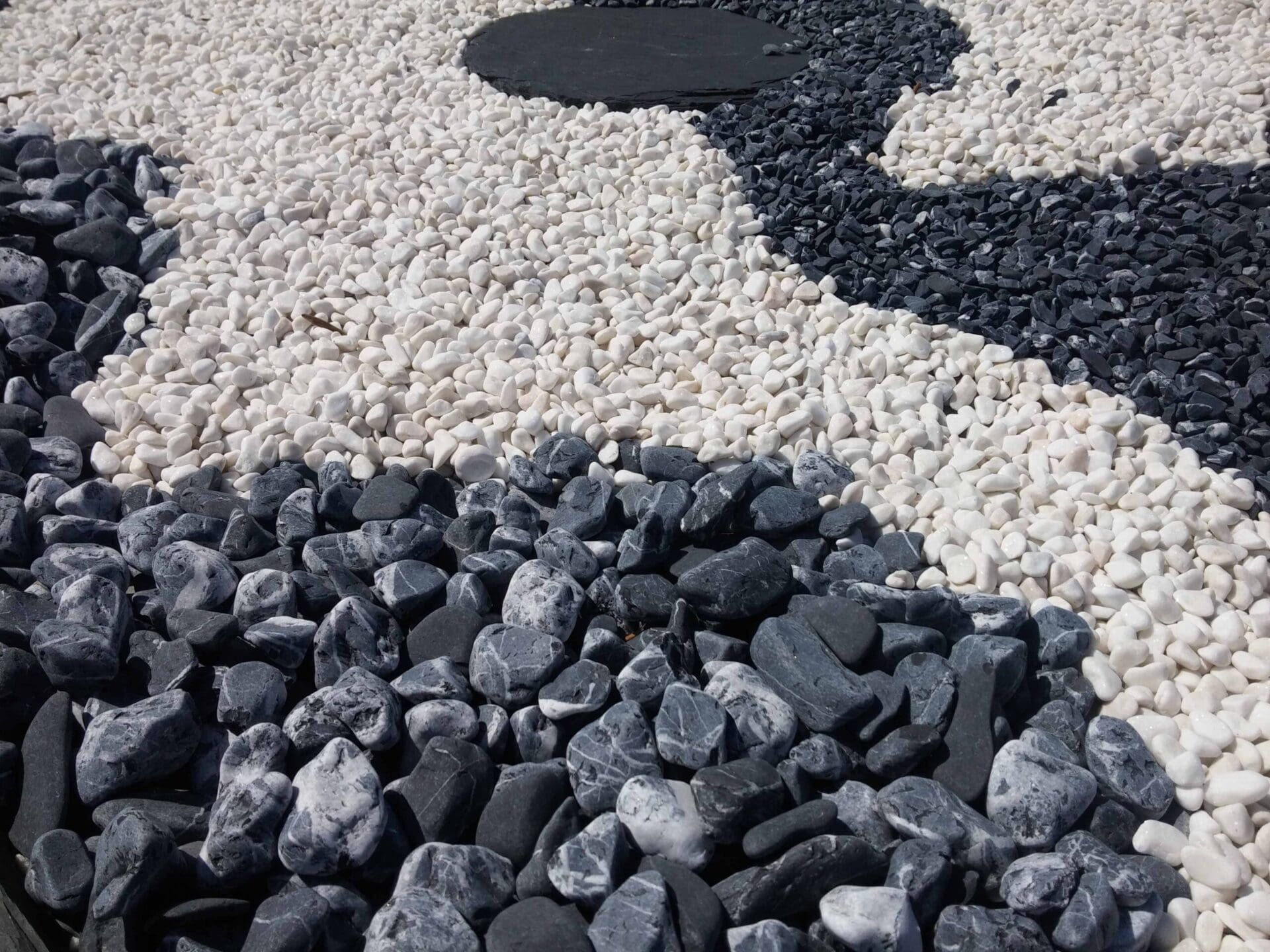 Noir Electric et galet blanc Galet de chez Ozaé Graviers Déco. Parfait pour embéllir vos massifs, vos jardins, vos tours de maison, etc. Plusieurs granulométries sont disponibles et plusieurs tonalité. Retrouvez tous nos galets dans nos agences Ozaé