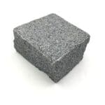 Nos pavés en granit sont non seulement esthétiques, mais aussi extrêmement durables et résistants aux intempéries, ce qui en fait un choix idéal pour les zones extérieures soumises à une utilisation intensive. Leur surface lisse offre une sensation agréable sous les pieds et une adhérence supérieure, assurant la sécurité des piétons. De plus, grâce à leur facilité d'installation et à leur faible entretien, les pavés en granit sont une solution pratique et durable pour vos projets d'aménagement paysager. Avec Ozaé Graviers Déco, vous pouvez être assuré de recevoir des pavés en granit de qualité supérieure, qui rehausseront l'esthétique et la fonctionnalité de vos espaces extérieurs pour les années à venir.