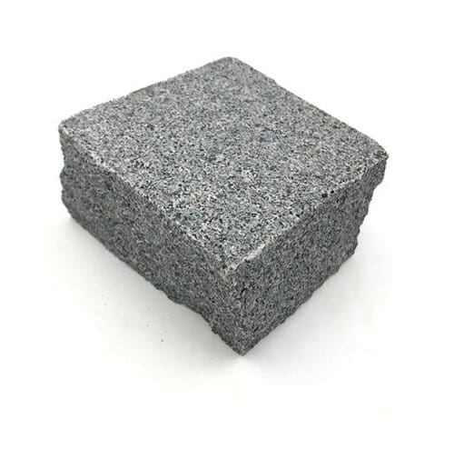Nos pavés en granit sont non seulement esthétiques, mais aussi extrêmement durables et résistants aux intempéries, ce qui en fait un choix idéal pour les zones extérieures soumises à une utilisation intensive. Leur surface lisse offre une sensation agréable sous les pieds et une adhérence supérieure, assurant la sécurité des piétons. De plus, grâce à leur facilité d'installation et à leur faible entretien, les pavés en granit sont une solution pratique et durable pour vos projets d'aménagement paysager. Avec Ozaé Graviers Déco, vous pouvez être assuré de recevoir des pavés en granit de qualité supérieure, qui rehausseront l'esthétique et la fonctionnalité de vos espaces extérieurs pour les années à venir.