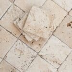 Nos pavés en travertin sont non seulement esthétiques, mais également exceptionnellement durables et résistants aux intempéries, ce qui en fait un choix idéal pour les espaces extérieurs sujets à une utilisation intensive. Leur surface texturée offre une adhérence supplémentaire, assurant la sécurité des piétons, même par temps humide. De plus, leur installation est simple et rapide, ce qui vous permet de créer rapidement des espaces extérieurs attrayants et fonctionnels. Avec Ozaé Graviers Déco, vous êtes assuré de recevoir des pavés en travertin de qualité supérieure, qui ajouteront une touche d'élégance intemporelle à votre aménagement extérieur pour les années à venir.