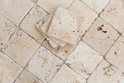 Nos pavés en travertin sont non seulement esthétiques, mais également exceptionnellement durables et résistants aux intempéries, ce qui en fait un choix idéal pour les espaces extérieurs sujets à une utilisation intensive. Leur surface texturée offre une adhérence supplémentaire, assurant la sécurité des piétons, même par temps humide. De plus, leur installation est simple et rapide, ce qui vous permet de créer rapidement des espaces extérieurs attrayants et fonctionnels. Avec Ozaé Graviers Déco, vous êtes assuré de recevoir des pavés en travertin de qualité supérieure, qui ajouteront une touche d'élégance intemporelle à votre aménagement extérieur pour les années à venir.
