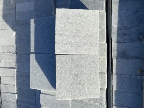 Nos pavés Lima sont non seulement esthétiques, mais aussi extrêmement durables et résistants aux intempéries, ce qui en fait un choix idéal pour les zones extérieures soumises à un usage intensif. Leur surface texturée offre une adhérence supplémentaire, garantissant la sécurité des piétons. De plus, leur installation est facile et rapide, ce qui vous permet de créer rapidement des espaces extérieurs attrayants et fonctionnels. Avec Ozaé Graviers Déco, vous pouvez être assuré de recevoir des pavés Lima de qualité supérieure, qui ajouteront une touche d'élégance et de durabilité à votre aménagement extérieur pour les années à venir.