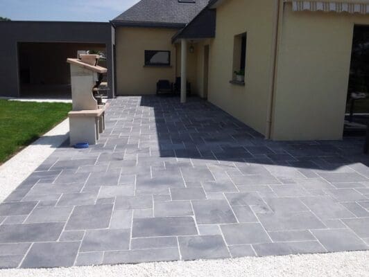 Dallage en Pierre Naturelle : Élégance et Durabilité pour vos Espaces Extérieurs