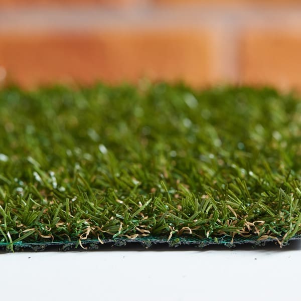 gazon synthetique panama 18 mm. solution économique et durable pour la pose de gazon synthétique. Gazon synthétique conseillé pour un balcon ou parc jardin enfant. Anti-feu avec un sablage ; jusqu’à -20% de chaleur ; Doux et résistant ; Non toxique ; Plus de tonte ; Plus d'arrisage ; Résistant aux UV ; Résistant aux chlore