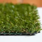 gazon synthetique panama 18 mm. solution économique et durable pour la pose de gazon synthétique. Gazon synthétique conseillé pour un balcon ou parc jardin enfant. Anti-feu avec un sablage ; jusqu’à -20% de chaleur ; Doux et résistant ; Non toxique ; Plus de tonte ; Plus d'arrosage ; Résistant aux UV ; Résistant aux chlore
