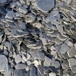 Galets d'ardoise roulés Ozaé Graviers Déco - Texture naturelle pour aménagement extérieur.