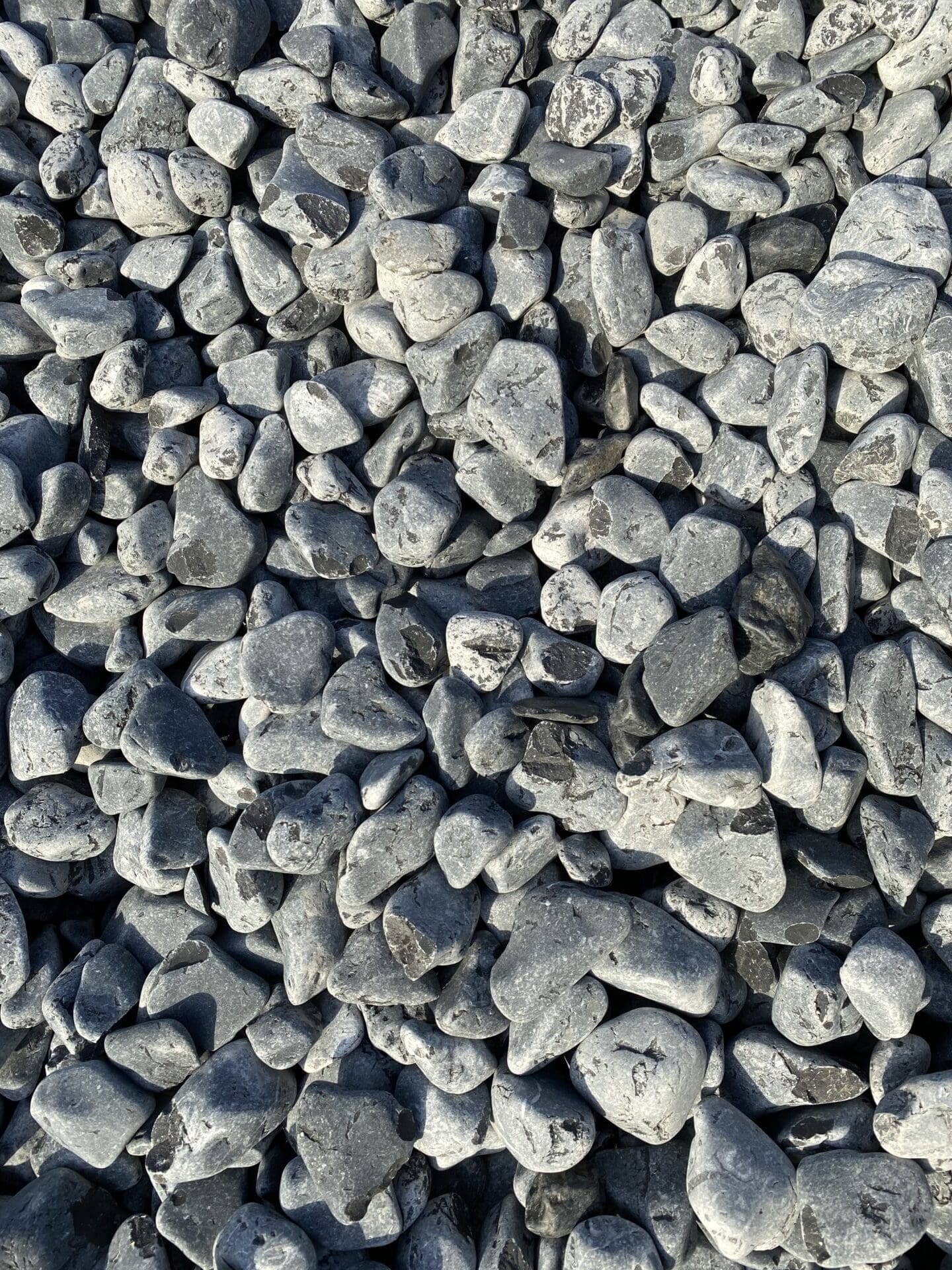 GL24-40 noir Galet de chez Ozaé Graviers Déco. Parfait pour embéllir vos massifs, vos jardins, vos tours de maison, etc. Plusieurs granulométries sont disponibles et plusieurs tonalité. Retrouvez tous nos galets dans nos agences Ozaé