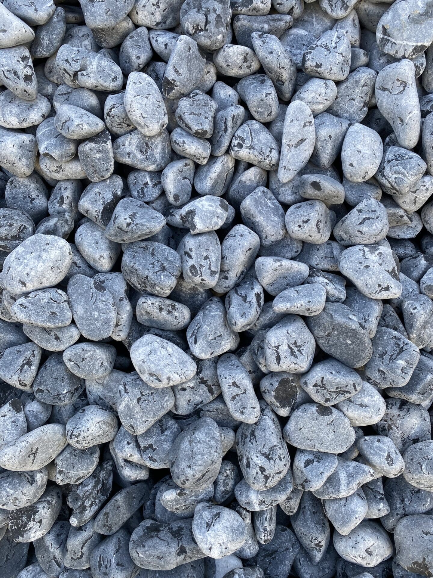 GL40-60 noir Galet de chez Ozaé Graviers Déco. Parfait pour embéllir vos massifs, vos jardins, vos tours de maison, etc. Plusieurs granulométries sont disponibles et plusieurs tonalité. Retrouvez tous nos galets dans nos agences Ozaé