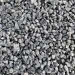 Les graviers décoratifs bleus ne se contentent pas d'embellir votre jardin avec leur couleur rafraîchissante; ils offrent également une solution pratique et polyvalente pour diverses applications. Leur forme régulière et leur texture lisse les rendent idéaux pour créer des sentiers élégants, des bordures définies ou des accents décoratifs autour de vos plantations. Leur durabilité et leur résistance aux intempéries en font un choix idéal pour un usage extérieur, assurant une longue durée de vie et un entretien minimal. Optez pour les graviers décoratifs bleus pour apporter une ambiance de tranquillité et de sérénité à votre espace extérieur.