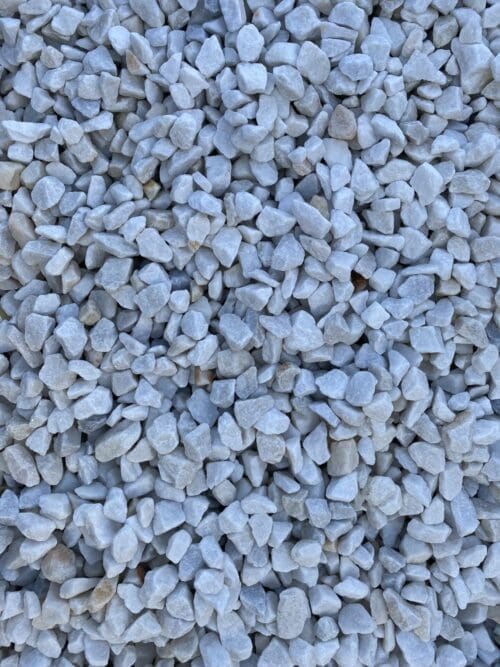 Graviers de chez Ozaé Graviers Déco. Parfait pour embellir vos massifs, vos jardins, vos tours de maison, vos allées de maison, etc. Plusieurs granulométries sont disponibles et plusieurs tonalité. Retrouvez tous nos graviers dans nos agences Ozaé Graviers Déco. Ozaé Graviers Déco Aubigny Ozaé Graviers Déco Les Sables d'Olonnes Ozaé Graviers Déco Les Herbiers Ozaé Graviers Déco Chantonnay Ozaé Graviers Déco Challans Ozaé Graviers Déco Angers Ozaé Graviers Déco Chateaubriant Ozaé Graviers Déco La Rochelle Ozaé Graviers Déco Laval Ozaé Graviers Déco Montélimar