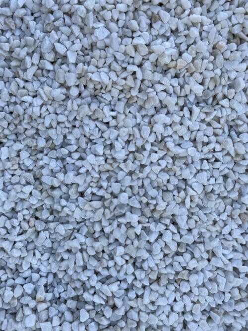 Graviers Décoratifs Blanc Pur d'Ozaé Graviers Déco : une solution élégante pour votre jardin ou votre terrasse. Ajoutez une touche de sophistication avec ces graviers blancs purs, parfaits pour tous vos projets d'aménagement paysager. Leur teinte éclatante apporte luminosité et contraste à votre espace extérieur, mettant en valeur vos plantes et votre mobilier de jardin. Polyvalents et faciles à installer, ces graviers peuvent être utilisés pour délimiter des zones, créer des chemins ou des motifs décoratifs, ou encore remplir des jardinières et des pots. Leur aspect moderne et sophistiqué s'harmonise avec une variété de styles d'aménagement paysager, du contemporain au traditionnel. De plus, les Graviers Décoratifs Blanc Pur sont fabriqués à partir de matériaux de haute qualité, assurant une durabilité exceptionnelle. Résistants aux intempéries, ils conservent leur couleur et leur éclat au fil du temps, nécessitant peu d'entretien pour un rendu toujours impeccable. Transformez votre espace extérieur en un véritable havre de paix et de beauté avec les Graviers Décoratifs Blanc Pur d'Ozaé Graviers Déco. Faites confiance à notre expertise pour sublimer votre jardin ou votre terrasse avec style et élégance.