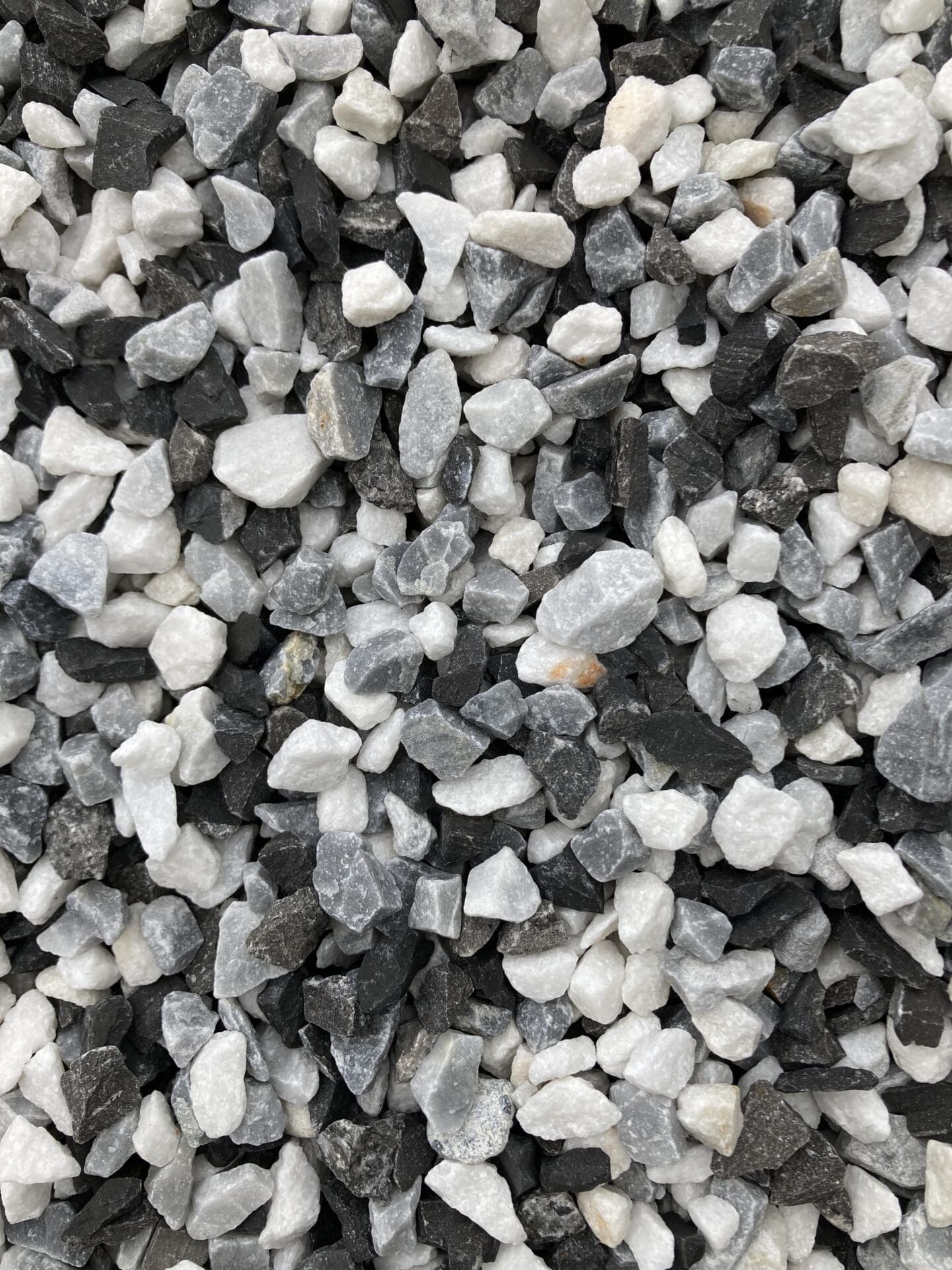 Graviers Corbusier Blanc et Noir de chez Ozaé Graviers Déco. Parfait pour embellir vos massifs, vos jardins, vos tours de maison, vos allées de maison, etc. Plusieurs granulométries sont disponibles et plusieurs tonalité. Retrouvez tous nos graviers dans nos agences Ozaé Graviers Déco.