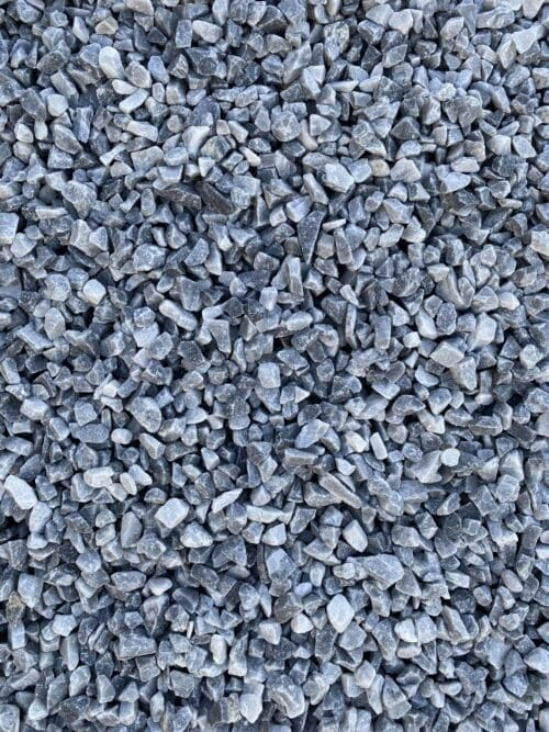 Explorez les Graviers Décoratifs Gris Bleu d'Ozaé Graviers Déco, une option parfaite pour ajouter une touche de sophistication à votre espace extérieur. Avec leur teinte unique qui marie subtilement le gris et le bleu, ces graviers apportent une dimension visuelle saisissante à votre aménagement paysager. Leur couleur évoque des reflets doux et apaisants, créant ainsi une atmosphère de tranquillité dans votre jardin. En plus de leur esthétique remarquable, les Graviers Décoratifs Gris Bleu sont également durables et pratiques. Leur composition de haute qualité les rend résistants aux intempéries et à l'usure, assurant ainsi une longue durée de vie dans votre espace extérieur. De plus, leur entretien facile en fait une solution idéale pour les propriétaires cherchant à embellir leur jardin sans avoir à consacrer beaucoup de temps à l'entretien. Que ce soit pour créer des allées élégantes, des zones de plantation délimitées ou des éléments décoratifs saisissants, les Graviers Décoratifs Gris Bleu offrent une solution polyvalente et esthétique pour tous vos besoins en aménagement paysager. Faites confiance à Ozaé Graviers Déco pour vous fournir des graviers de qualité supérieure et transformez votre espace extérieur en un havre de paix moderne et élégant.