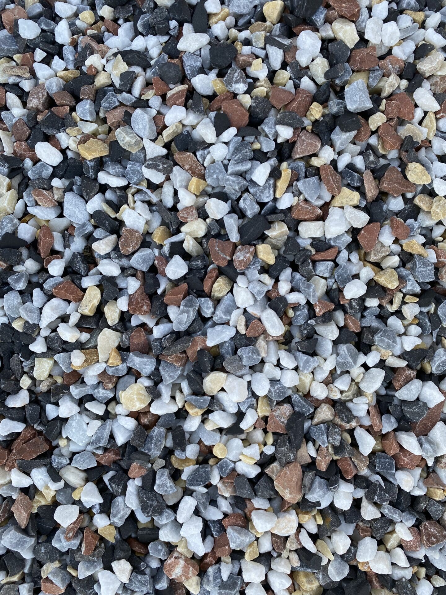 Les Graviers Décoratifs Multicolores ne se contentent pas d'ajouter de la couleur à votre espace extérieur ; ils offrent également une solution pratique et esthétique pour une variété d'applications. Leur forme régulière et leur taille uniforme les rendent polyvalents, que ce soit pour créer des sentiers sinueux à travers votre jardin, des bordures de parterres de fleurs ou des accents décoratifs autour de vos plantations. Leur installation facile et leur faible entretien font des graviers décoratifs multicolores une option attrayante pour les propriétaires soucieux de l'apparence et de la fonctionnalité de leur jardin. Avec les Graviers Décoratifs Multicolores d'Ozaé Graviers Déco, vous pouvez apporter une touche de couleur et de vitalité à votre espace extérieur tout en profitant d'une solution durable et esthétique.