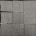 Nos pavés en basalt sont non seulement esthétiques, mais aussi extrêmement résistants aux intempéries et à l'usure, ce qui en fait un choix idéal pour les zones à fort trafic. Leur texture naturelle et leur couleur intemporelle ajoutent une touche d'élégance à tout environnement extérieur. De plus, grâce à leur facilité d'installation et à leur faible entretien, les pavés basaltiques sont une solution pratique et durable pour vos projets d'aménagement paysager. Avec Ozaé Graviers Déco, vous pouvez être sûr d'obtenir des pavés en basalt de qualité supérieure, qui rehausseront l'aspect et la fonctionnalité de vos espaces extérieurs pour les années à venir.