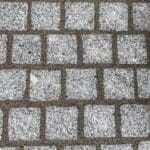 Nos pavés en granit sont non seulement esthétiques, mais aussi extrêmement durables et résistants aux intempéries, ce qui en fait un choix idéal pour les zones extérieures soumises à une utilisation intensive. Leur surface lisse offre une sensation agréable sous les pieds et une adhérence supérieure, assurant la sécurité des piétons. De plus, grâce à leur facilité d'installation et à leur faible entretien, les pavés en granit sont une solution pratique et durable pour vos projets d'aménagement paysager. Avec Ozaé Graviers Déco, vous pouvez être assuré de recevoir des pavés en granit de qualité supérieure, qui rehausseront l'esthétique et la fonctionnalité de vos espaces extérieurs pour les années à venir.