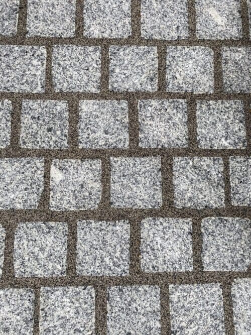 Nos pavés en granit sont non seulement esthétiques, mais aussi extrêmement durables et résistants aux intempéries, ce qui en fait un choix idéal pour les zones extérieures soumises à une utilisation intensive. Leur surface lisse offre une sensation agréable sous les pieds et une adhérence supérieure, assurant la sécurité des piétons. De plus, grâce à leur facilité d'installation et à leur faible entretien, les pavés en granit sont une solution pratique et durable pour vos projets d'aménagement paysager. Avec Ozaé Graviers Déco, vous pouvez être assuré de recevoir des pavés en granit de qualité supérieure, qui rehausseront l'esthétique et la fonctionnalité de vos espaces extérieurs pour les années à venir.