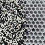 Alvéoles - Stabilisateur de graviers 3 Les revêtements de gravier stabilisés sont en vogue, mais ils peuvent présenter des inconvénients majeurs. Lors d'une utilisation intense avec des piétons ou des véhicules, le gravier peut se déplacer, réduisant ainsi le confort de la surface. La Solution Avancée : Les dalles stabilisatrices de gravier ECCOgravel offrent une réponse efficace à ce problème. Grâce à ces stabilisateurs de gravier, le gravier reste en place, assurant une surface stable, moderne et élégante. Conçus pour une perméabilité optimale à l'eau, ces revêtements de gravier permettent également l'évacuation naturelle de l'eau. Avantages des Stabilisateurs de Gravier ECCOgravel : Stabilité Améliorée : Maintient le gravier en place pour une surface stable et fonctionnelle. Perméabilité à l'Eau : Assure un drainage efficace, évitant la formation de flaques et de cavités. Polyvalence d'Application : Idéaux pour les terrasses, allées de jardin, sentiers, allées de garage, parkings et plus encore. Résistance à la Pression : Résiste à la pression, qu'il soit vide ou rempli, assurant une longue durabilité. Installation Simplifiée : Utilisation de techniques de collage avancées pour maintenir le géotextile en place. 1,20 x 0, 80 : 0,96 m2 1,20 x 1,60 : 1,92 m2