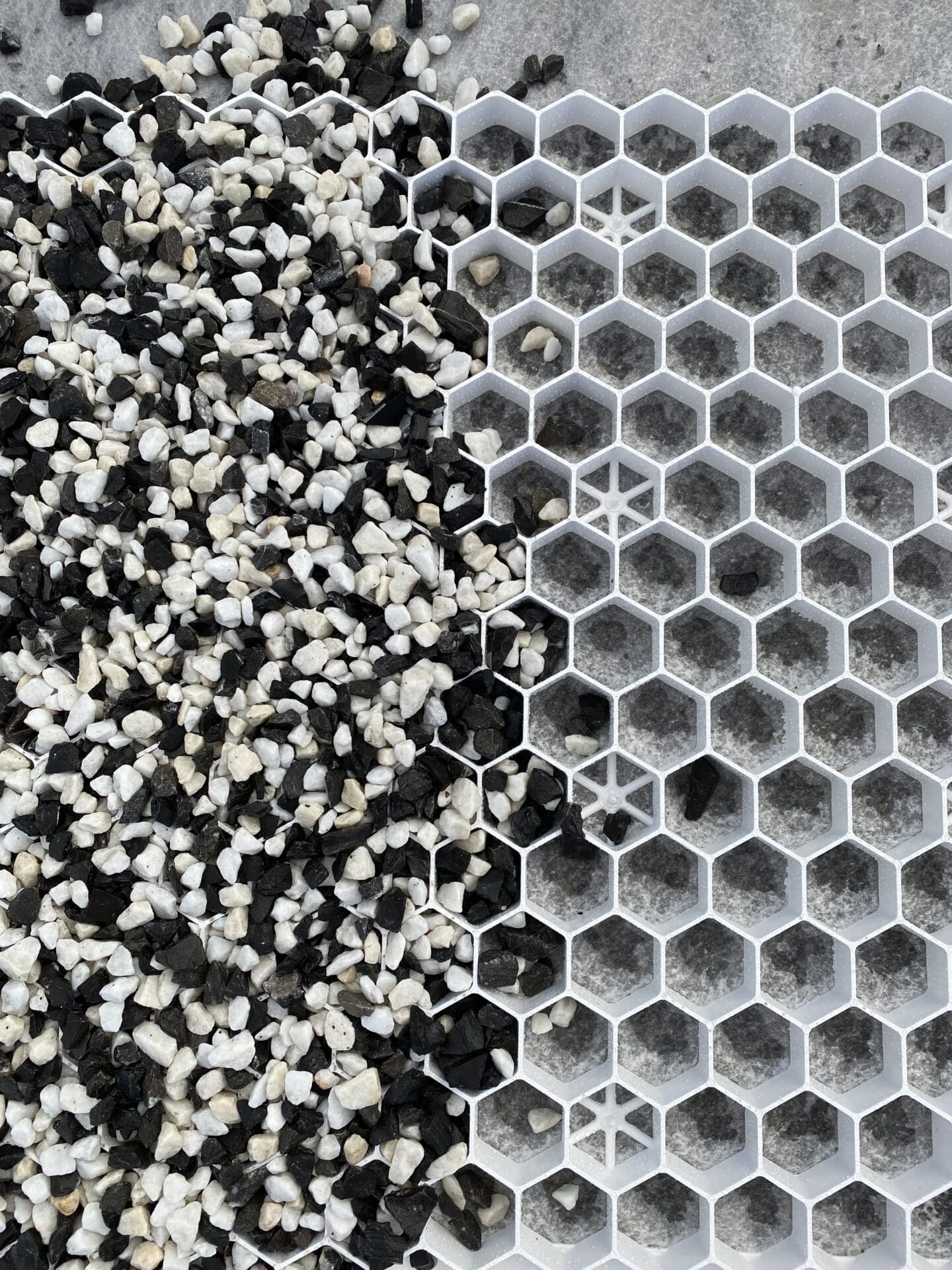 Alvéole Les revêtements de gravier stabilisés sont en vogue, mais ils peuvent présenter des inconvénients majeurs. Lors d'une utilisation intense avec des piétons ou des véhicules, le gravier peut se déplacer, réduisant ainsi le confort de la surface. La Solution Avancée : Les dalles stabilisatrices de gravier ECCOgravel offrent une réponse efficace à ce problème. Grâce à ces stabilisateurs de gravier, le gravier reste en place, assurant une surface stable, moderne et élégante. Conçus pour une perméabilité optimale à l'eau, ces revêtements de gravier permettent également l'évacuation naturelle de l'eau. Avantages des Stabilisateurs de Gravier ECCOgravel : Stabilité Améliorée : Maintient le gravier en place pour une surface stable et fonctionnelle. Perméabilité à l'Eau : Assure un drainage efficace, évitant la formation de flaques et de cavités. Polyvalence d'Application : Idéaux pour les terrasses, allées de jardin, sentiers, allées de garage, parkings et plus encore. Résistance à la Pression : Résiste à la pression, qu'il soit vide ou rempli, assurant une longue durabilité. Installation Simplifiée : Utilisation de techniques de collage avancées pour maintenir le géotextile en place. 1,20 x 0, 80 : 0,96 m2 1,20 x 1,60 : 1,92 m2