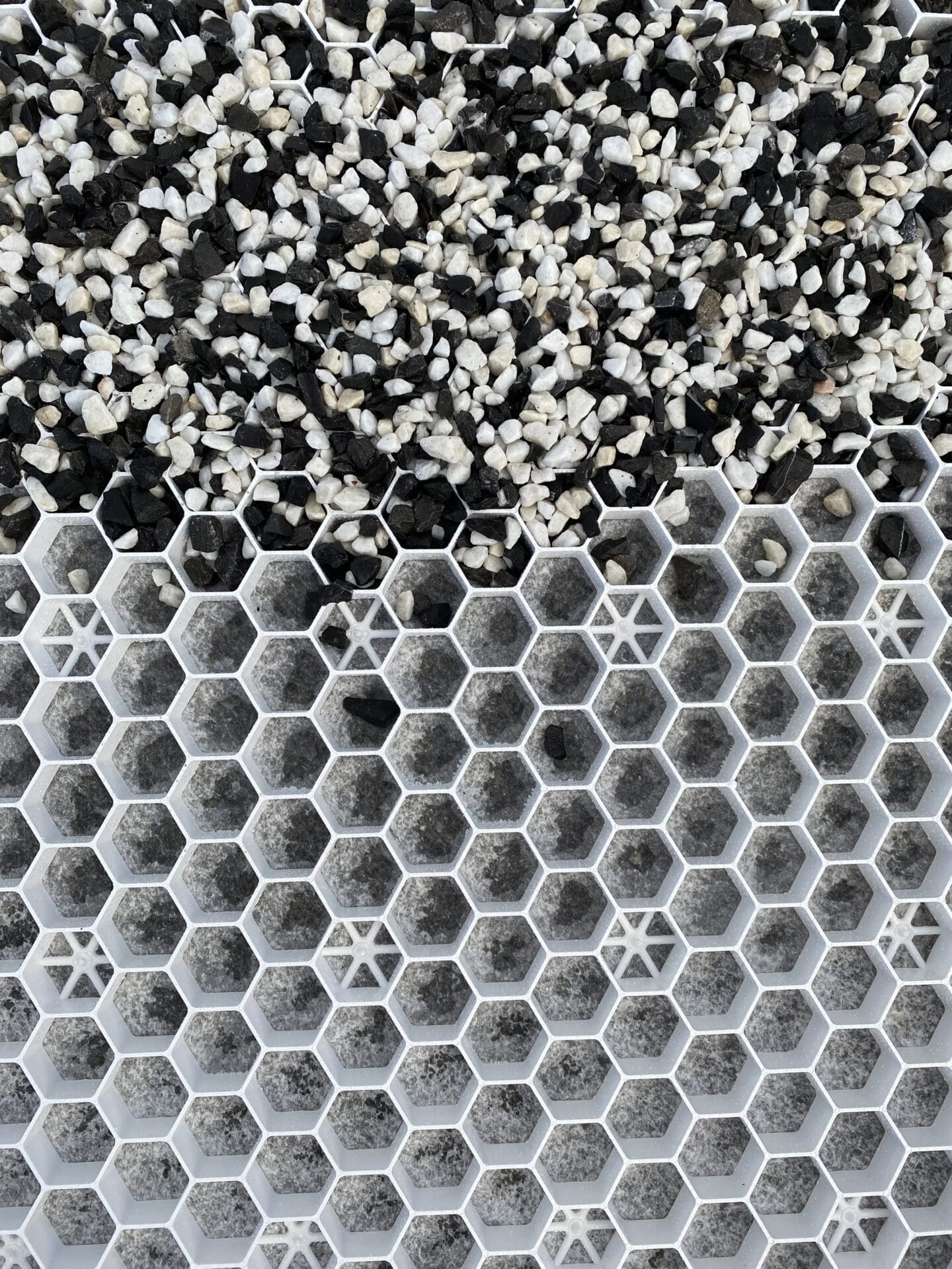 Alvéole Stabilisateur de Graviers d'Ozaé Graviers Déco : une solution innovante pour maintenir la stabilité et l'esthétique de votre espace extérieur. Découvrez nos produits de qualité pour un aménagement extérieur durable et attrayant. Nos stabilisateurs de graviers sont conçus pour offrir une surface stable et praticable dans diverses situations, que ce soit pour des allées de jardin, des parkings, des terrasses ou des sentiers. Leur conception intelligente permet de maintenir les graviers en place, évitant ainsi le déplacement et l'érosion causés par les intempéries ou l'utilisation fréquente. En choisissant nos stabilisateurs de graviers, vous optez pour la durabilité et la praticité. Fabriqués à partir de matériaux de haute qualité, ils sont robustes et résistants aux conditions extérieures les plus difficiles. Leur installation est simple et rapide, ce qui vous permet de créer rapidement un espace extérieur fonctionnel et esthétique. De plus, nos stabilisateurs de graviers sont écologiques et respectueux de l'environnement. Ils permettent une meilleure gestion des eaux pluviales en favorisant le drainage, ce qui contribue à prévenir les problèmes d'accumulation d'eau et d'infiltration. En conclusion, les stabilisateurs de graviers d'Ozaé Graviers Déco sont une solution idéale pour tous vos projets d'aménagement extérieur. Faites confiance à notre expertise pour vous fournir des produits de qualité supérieure, garantissant ainsi la stabilité et la durabilité de votre espace extérieur.