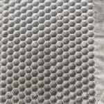 Alvéoles - Stabilisateur de graviers 2 Les revêtements de gravier stabilisés sont en vogue, mais ils peuvent présenter des inconvénients majeurs. Lors d'une utilisation intense avec des piétons ou des véhicules, le gravier peut se déplacer, réduisant ainsi le confort de la surface. La Solution Avancée : Les dalles stabilisatrices de gravier ECCOgravel offrent une réponse efficace à ce problème. Grâce à ces stabilisateurs de gravier, le gravier reste en place, assurant une surface stable, moderne et élégante. Conçus pour une perméabilité optimale à l'eau, ces revêtements de gravier permettent également l'évacuation naturelle de l'eau. Avantages des Stabilisateurs de Gravier ECCOgravel : Stabilité Améliorée : Maintient le gravier en place pour une surface stable et fonctionnelle. Perméabilité à l'Eau : Assure un drainage efficace, évitant la formation de flaques et de cavités. Polyvalence d'Application : Idéaux pour les terrasses, allées de jardin, sentiers, allées de garage, parkings et plus encore. Résistance à la Pression : Résiste à la pression, qu'il soit vide ou rempli, assurant une longue durabilité. Installation Simplifiée : Utilisation de techniques de collage avancées pour maintenir le géotextile en place. 1,20 x 0, 80 : 0,96 m2 1,20 x 1,60 : 1,92 m2