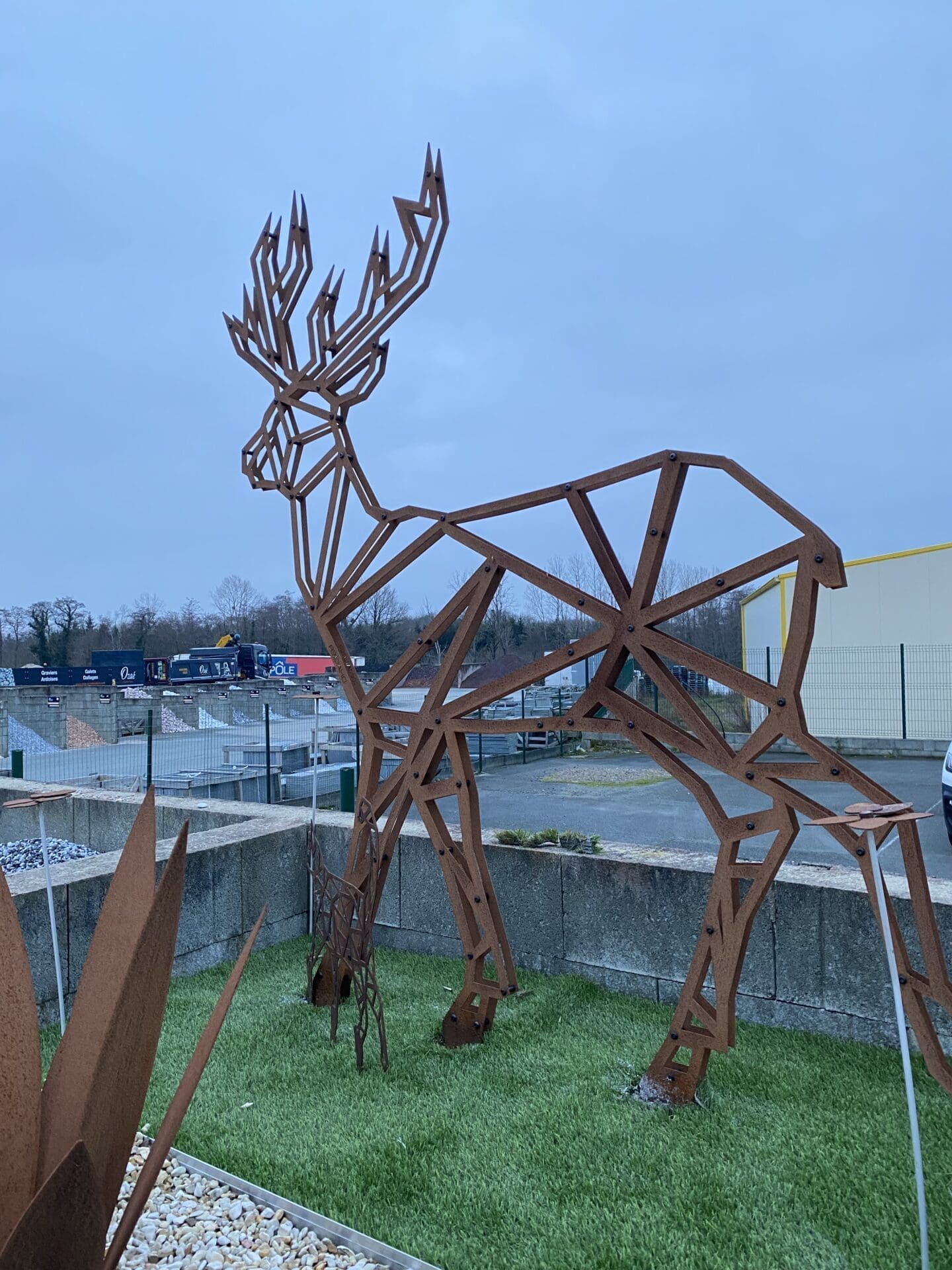 Cerf corten Ajoutez une note artistique et contemporaine à votre espace extérieur avec les animaux, et éléments de décoration en acier thermolaqué, ainsi qu'en corten. Les pièces de décoration exceptionnelle sont conçues pour résister aux éléments extérieurs tout en apportant une touche d’élégance à votre jardin, terrasse ou espace extérieur. Fabriquées en acier, ce sont des créations uniques de chez Ozaé Graviers Déco. Leurs finitions en noir brut ou en corten leur confèrent une esthétique intemporelle qui se marie harmonieusement avec différents styles d’aménagement extérieur. Ces sculptures soigneusement élaborées sont le fruit du savoir-faire artisanal et du souci du détail. Placez ces éléments de décoration sur un rebord de fenêtre, une terrasse ou au bord d’un chemin pour créer un point focal captivant dans votre espace extérieur. Ces pièces sauront susciter l’admiration tout en ajoutant une touche de caractère à votre environnement extérieur. Découvrez notre sélection d’œuvres artistiques pour embellir et personnaliser votre espace extérieur chez Ozaé Graviers Déco. Profitez de la combinaison parfaite entre l’art et la durabilité pour créer un environnement extérieur qui reflète votre style unique.