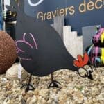 Poule "Suzette" Crête Rouge en Acier Ozaé Graviers Déco