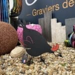 Poule "Suzette" Crête Rouge en Acier Ozaé Graviers Déco