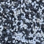 Graviers Zèbre Blanc et Noir de chez Ozaé Graviers Déco. Parfait pour embellir vos massifs, vos jardins, vos tours de maison, vos allées de maison, etc. Plusieurs granulométries sont disponibles et plusieurs tonalité. Retrouvez tous nos graviers dans nos agences Ozaé Graviers Déco.